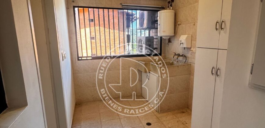 EN ALQUILER APTO EN RESIDENCIAS PUERTA DE HIERRO MÉRIDA – VE