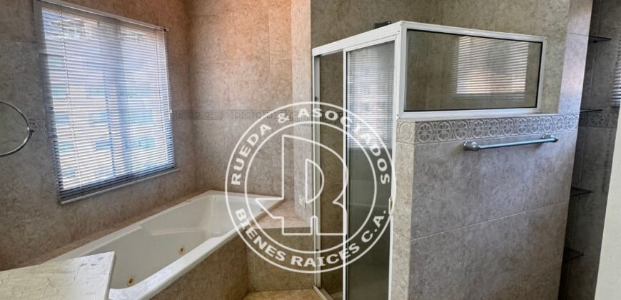 EN ALQUILER APTO EN RESIDENCIAS PUERTA DE HIERRO MÉRIDA – VE