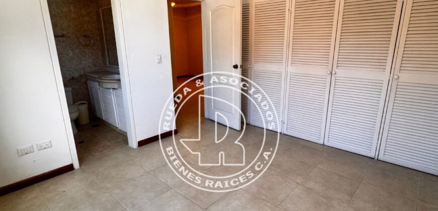 EN ALQUILER APTO EN RESIDENCIAS PUERTA DE HIERRO MÉRIDA – VE