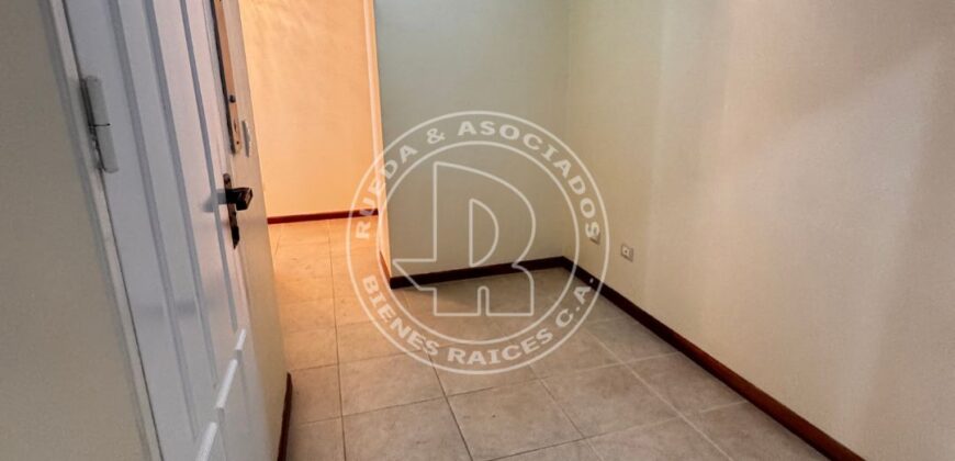 EN ALQUILER APTO EN RESIDENCIAS PUERTA DE HIERRO MÉRIDA – VE
