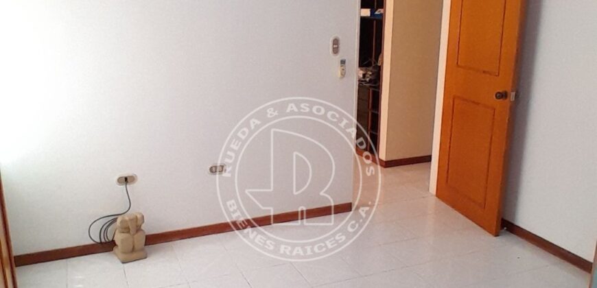 EN ALQUILER APARTAMENTO EN RES ALBRICIAS AV LAS AMERICAS MÉRIDA VE