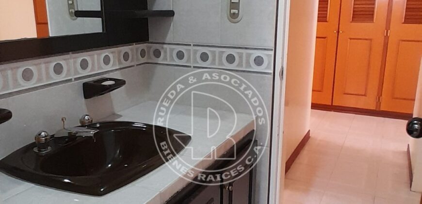 EN ALQUILER APARTAMENTO EN RES ALBRICIAS AV LAS AMERICAS MÉRIDA VE