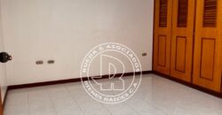 EN ALQUILER APARTAMENTO EN RES ALBRICIAS AV LAS AMERICAS MÉRIDA VE