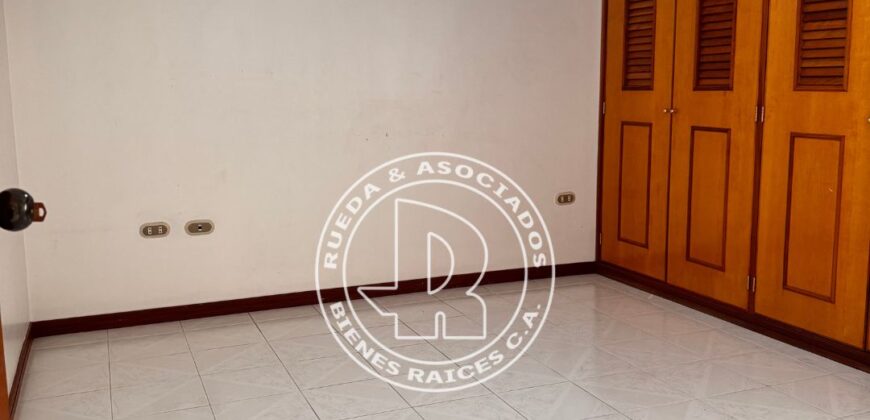 EN ALQUILER APARTAMENTO EN RES ALBRICIAS AV LAS AMERICAS MÉRIDA VE