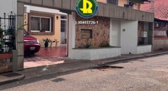 SE VENDE AMPLIA CASA  CALLE ARAGUANEY AV LAS AMERICAS
